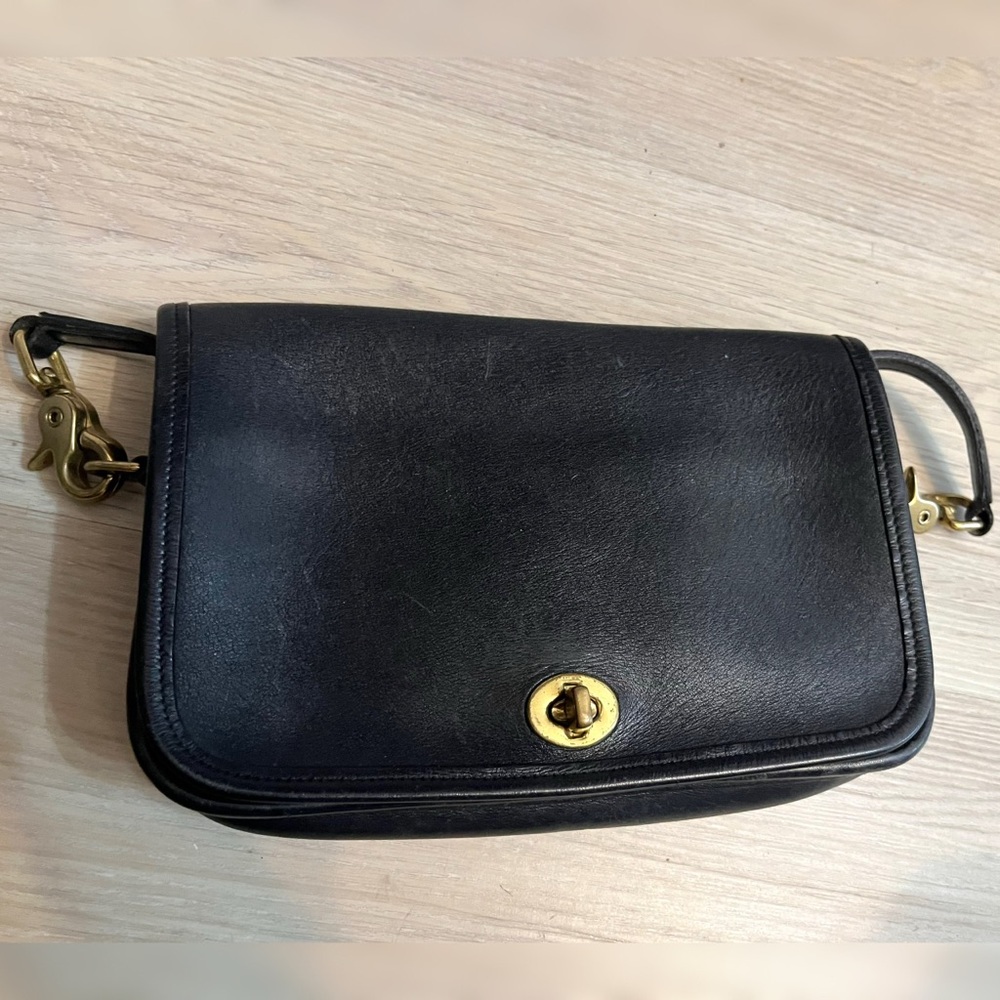 Vintage 90s-2000s Coach 9755 Leather Pocket Purse Women's Crossbody w/ Turn Lock